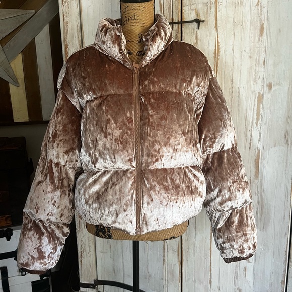 NWOT Fabletics Wander crushed velvet cropped puffer - Picture 7 of 11